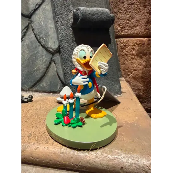 Statue Donald Duck de Noël lisant sa liste – Disneyland Paris