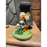 Estatua navideña de Donald Duck leyendo su lista – Disneyland Paris