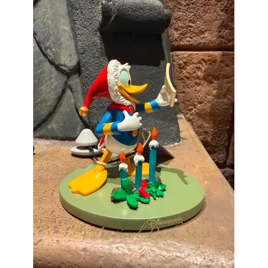 Estatua navideña de Donald Duck leyendo su lista – Disneyland Paris
