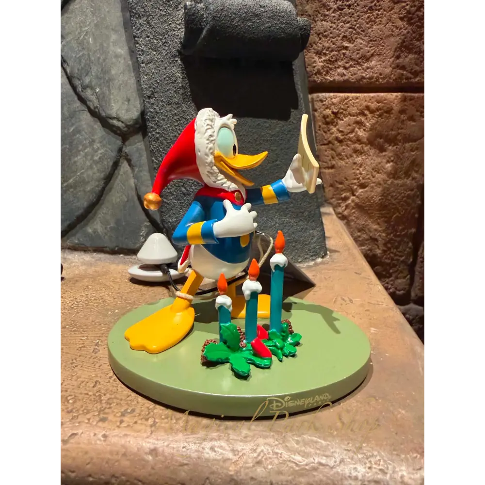 Statue Donald Duck de Noël lisant sa liste – Disneyland Paris