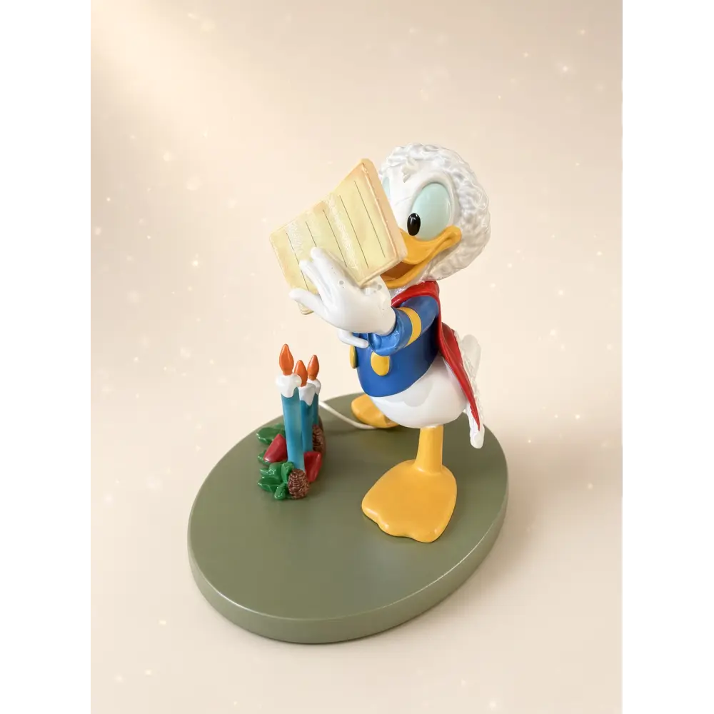 Weihnachtsstatue von Donald Duck beim Lesen seiner Liste – Disneyland Paris