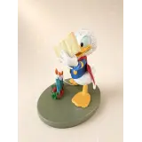 Estatua de Navidad de Donald Duck leyendo su lista – Disneyland Paris