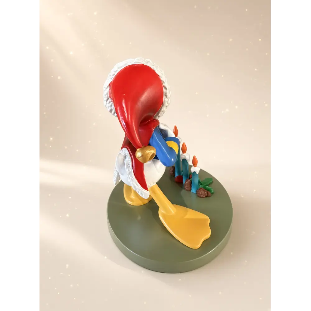 Weihnachtsstatue von Donald Duck beim Lesen seiner Liste – Disneyland Paris