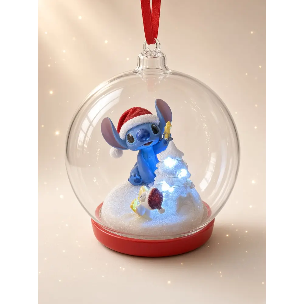 Leuchtende Weihnachtskugel Stitch mit verschneiter Tanne – Disney