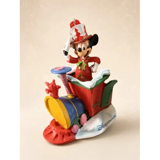 Weihnachtsdekoration mit Mickey Mouse als Zuglokführer – Disneyland Paris