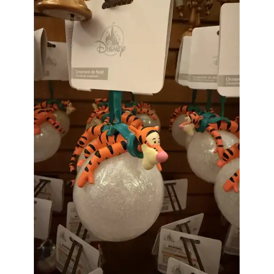 Adorno navideño de Tigger sobre bola plateada – Disneyland Paris