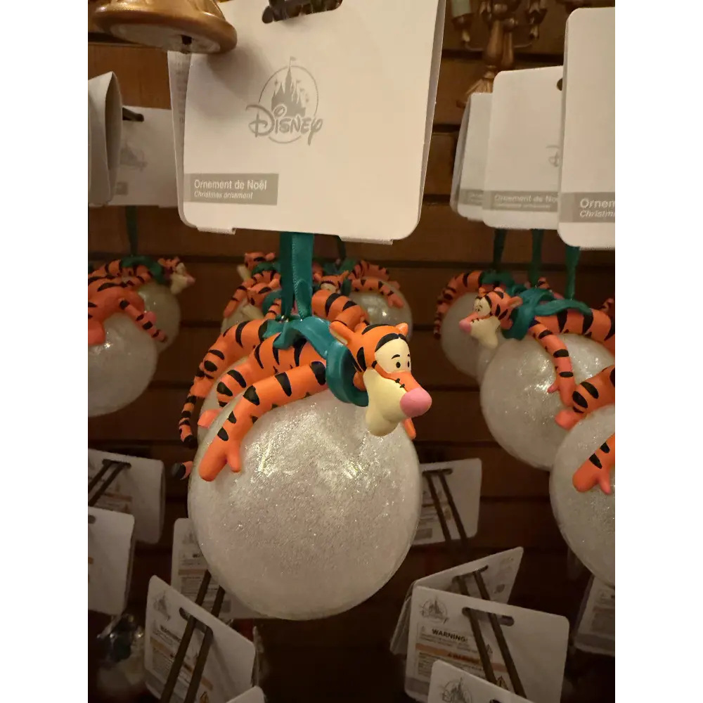 Weihnachtskugel von Tigger auf silberner Kugel – Disneyland Paris