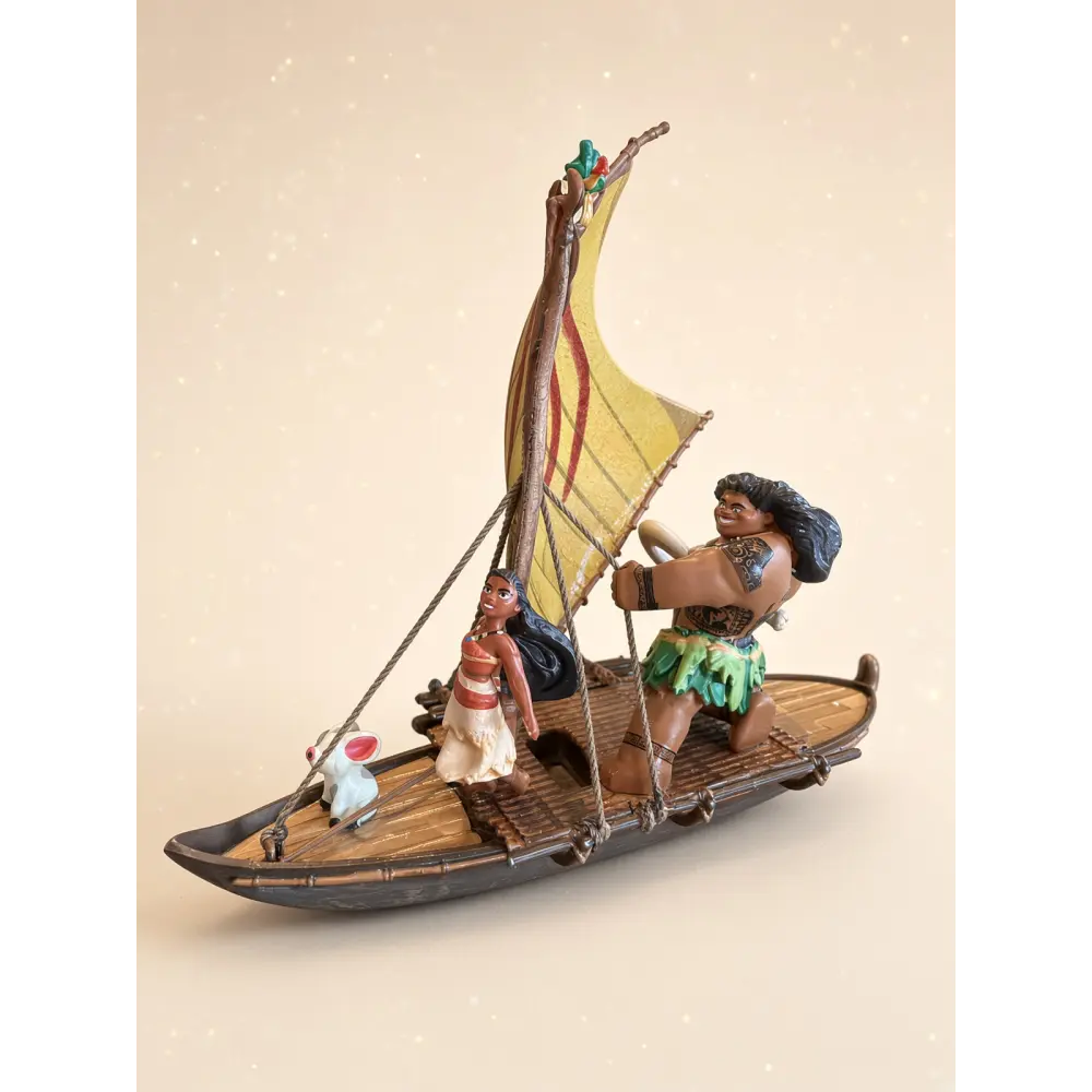 Figura Disney de Vaiana y Maui en su Barco Tradicional