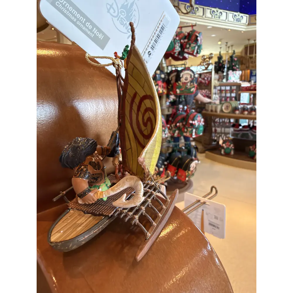 Disney-Figur von Vaiana und Maui auf ihrem Traditionellen Boot