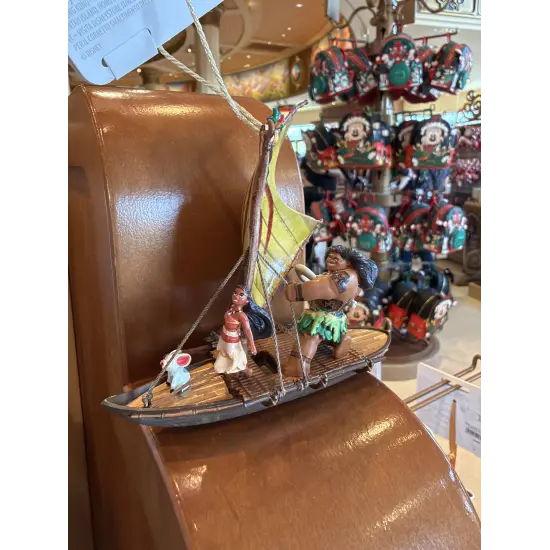 Figurine Disney Vaiana et Maui sur leur bateau traditionnel