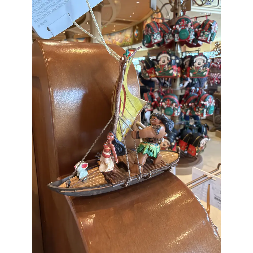 Figura Disney de Vaiana y Maui en su Barco Tradicional