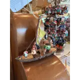Disney-Figur von Vaiana und Maui auf ihrem Traditionellen Boot