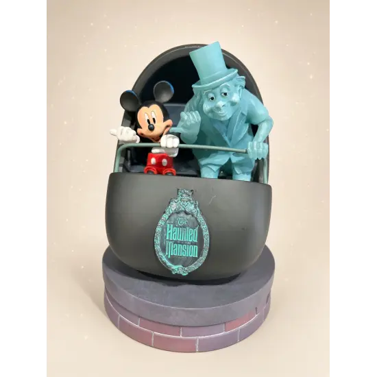 Mickey Weihnachtsmann-Figur mit Laterne und Trompeten – Disneyland Paris