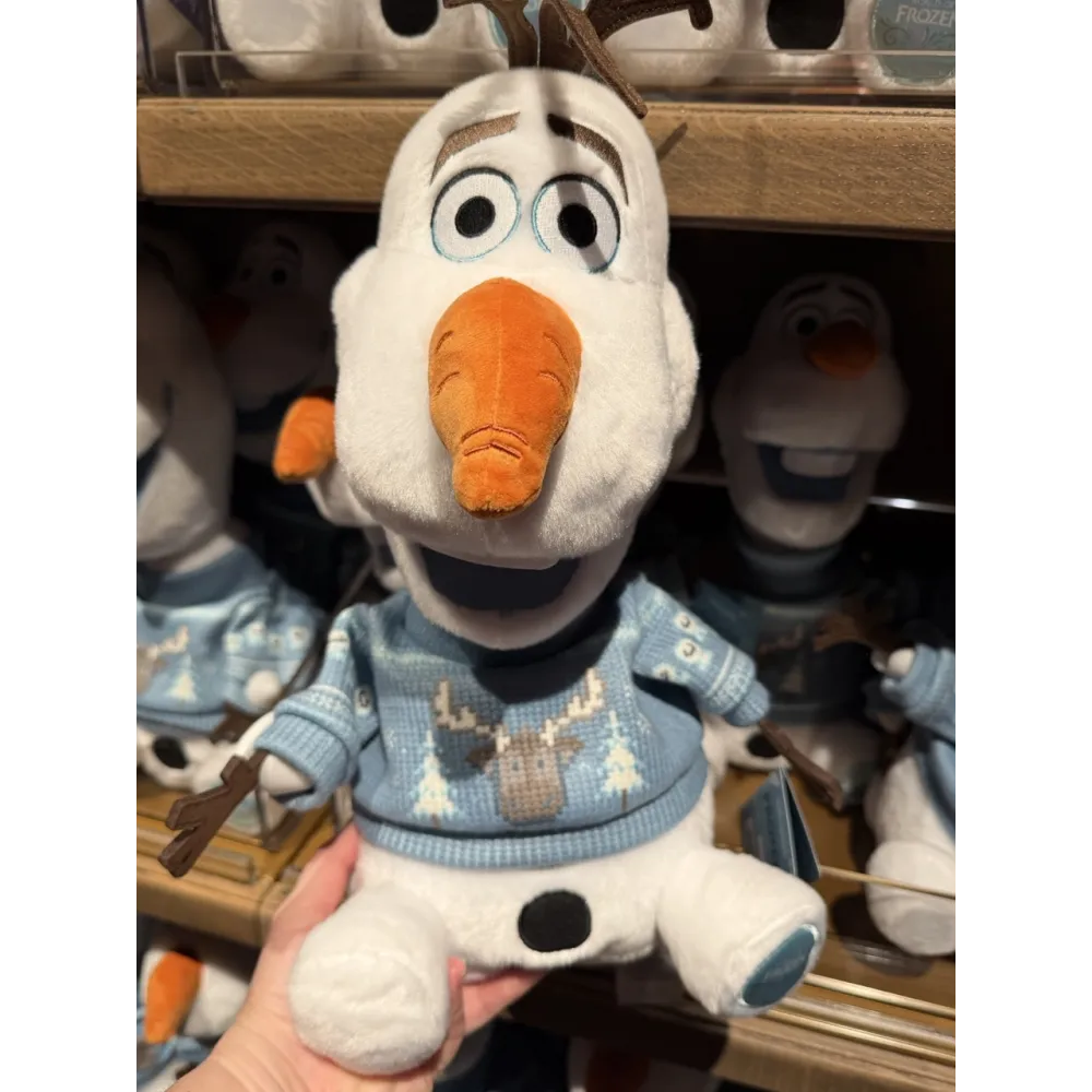Peluche de Olaf con Jersey de Invierno – World of Frozen Disneyland Paris