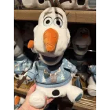 Peluche de Olaf con Jersey de Invierno – World of Frozen Disneyland Paris