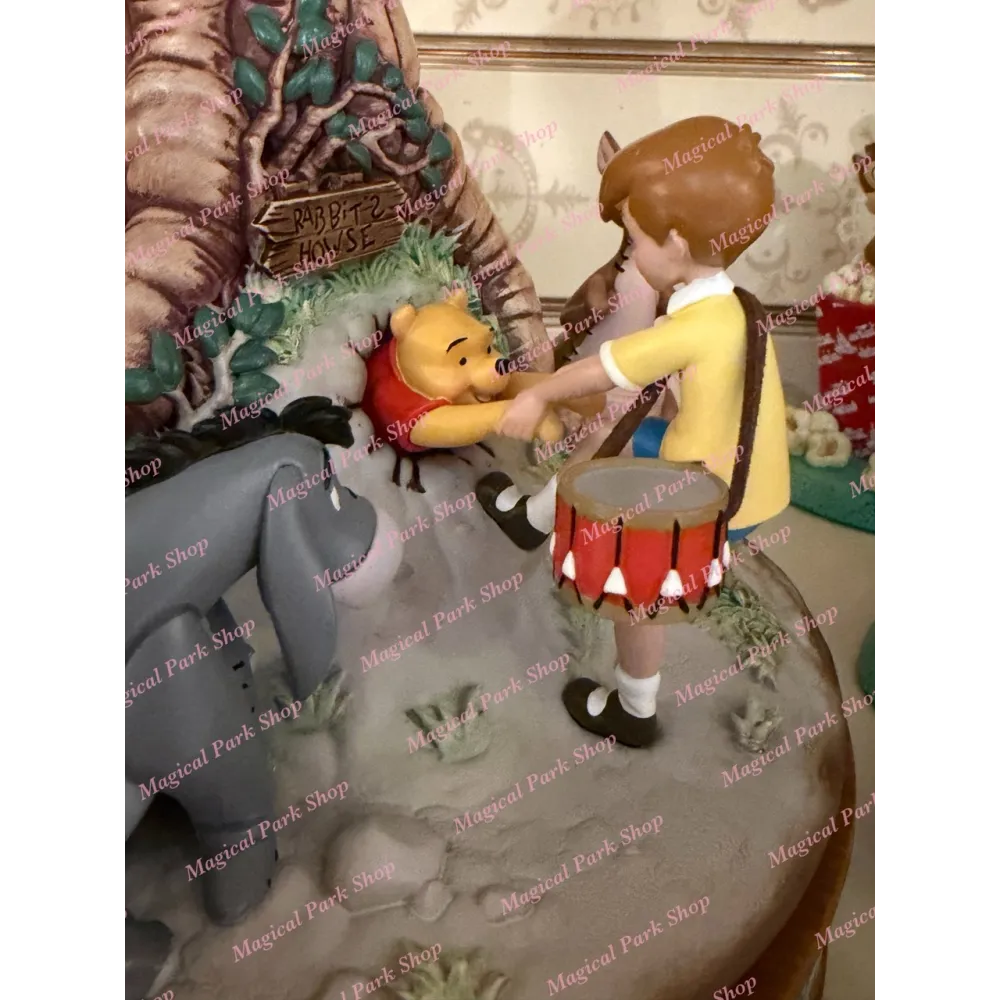 Figurine musicale Disney Legacy – Winnie l’Ourson Disneyland Paris