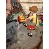 Figurine musicale Disney Legacy – Winnie l’Ourson Disneyland Paris